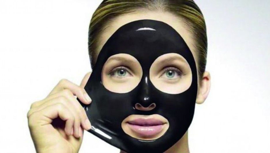 Черная маска-пленка для лица.