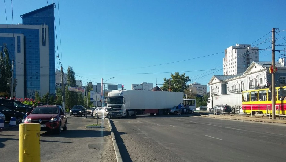 Из-за ДТП возле "СИТИ-центра" образовалась большая пробка. 26 августа 2016 года.