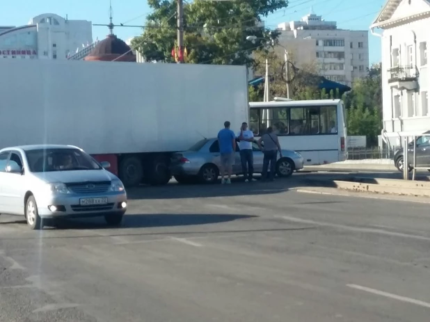 Из-за ДТП возле "СИТИ-центра" образовалась большая пробка. 26 августа 2016 года.