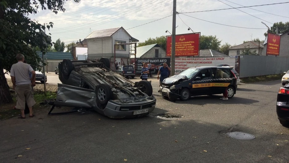 ДТП на пересечении Матросова и Антона Петрова в Барнауле.