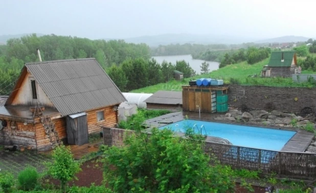 В селе Платово продают коттедж с часовней.