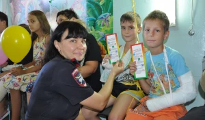 Инспекторы ГИБДД в детском отделении травматологии.