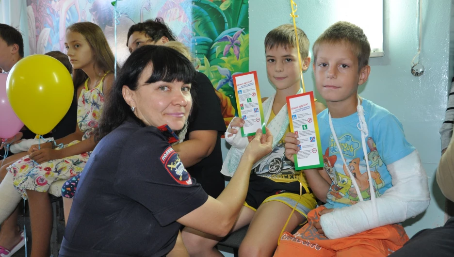 Инспекторы ГИБДД в детском отделении травматологии.