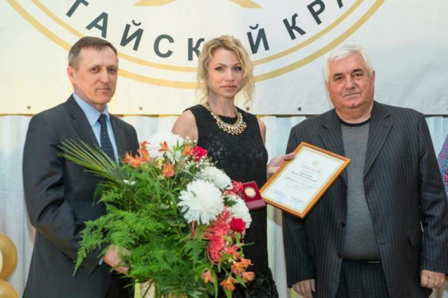 Юлия Мордовина (в центре) удостоена звания &quot;Директор года-2015. Алтайский край&quot;