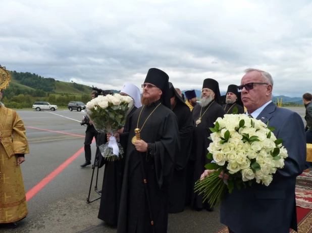 Патриарх Кирилл перенес мощи святителя Макария из Москвы в Горный Алтай