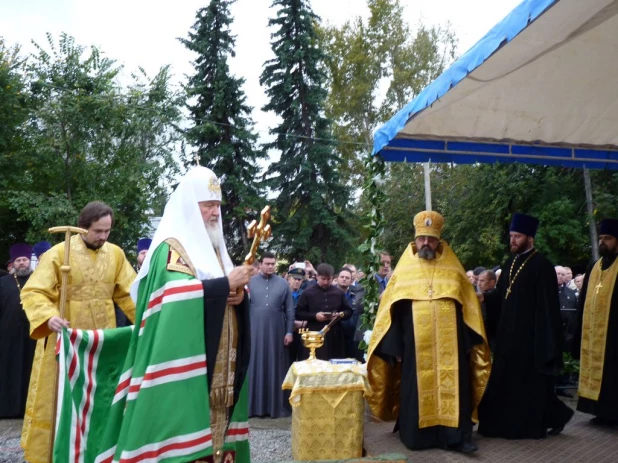 Патриарх Кирилл перенес мощи святителя Макария из Москвы в Горный Алтай