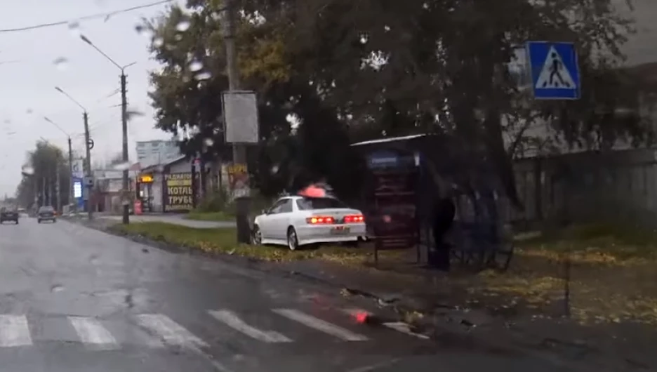 Водитель сбил мужчину на пешеходном переходе.