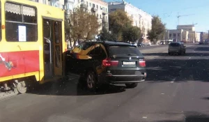 ДТП с участием трамвая и BMW.