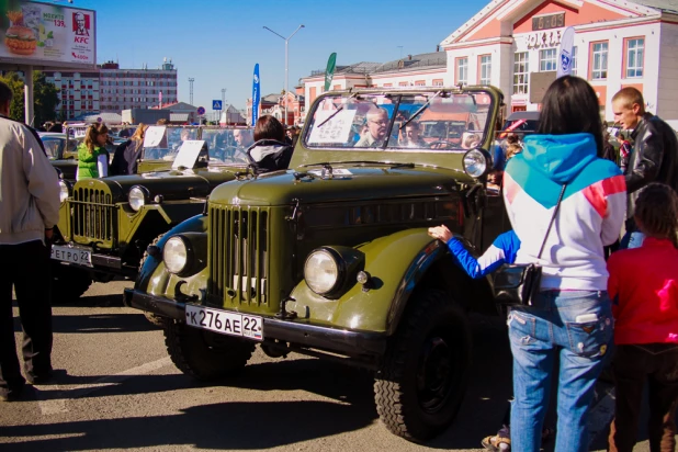 Выставка ретроавтомобилей в Барнауле.