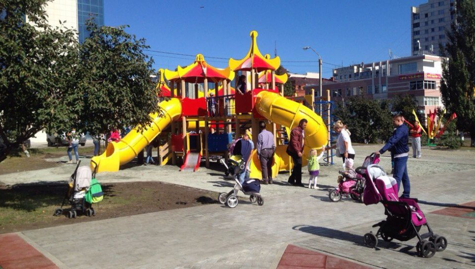 Детская площадка на проспекте Красноармейском. 