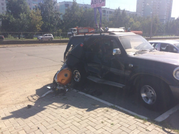 Мотоцикл въехал в припаркованный автомобиль.