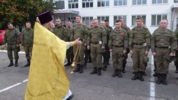 В ЗАТО Сибирский освятили боевую технику