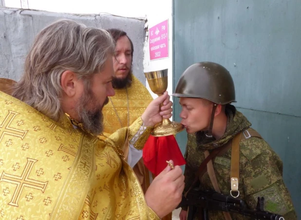 В ЗАТО Сибирский освятили боевую технику