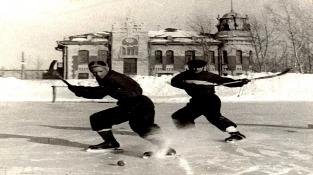 Играют хоккеисты спортивных обществ «Динамо» и «Спартак». 1938 г.