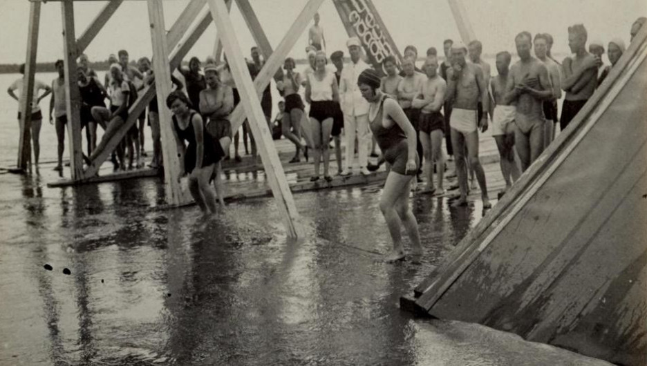 На водной станции «Динамо» проходят соревнования по водному спорту. 1935 год.