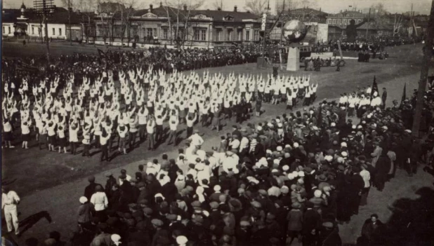 1 Мая 1938 г. с песней «По иному светит нам Солнце на земле: знать оно у Сталина побыло в Кремле» жители города вышли на праздничную демонстрацию на пл.Свободы. 