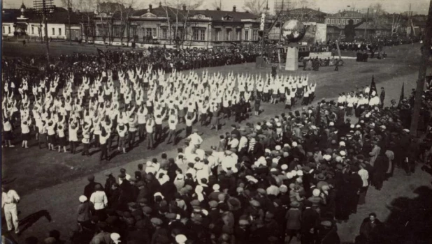 1 Мая 1938 г. с песней «По иному светит нам Солнце на земле: знать оно у Сталина побыло в Кремле» жители города вышли на праздничную демонстрацию на пл.Свободы. 