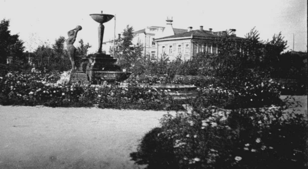 Городской сквер с фонтаном на площади Свободы (бывшая Соборная). 1936 г.