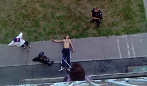 В Барнауле из окна выпал человек.