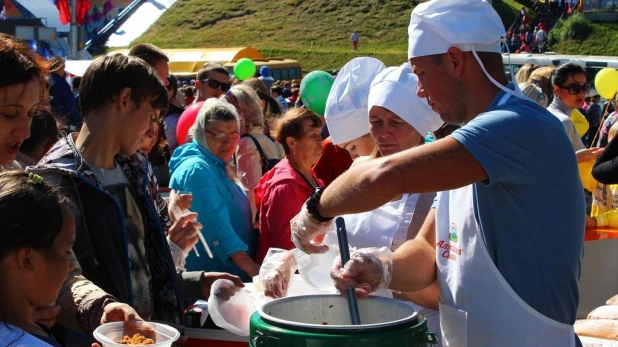 В День города барнаульцы отведали русскую полбу и вкуснейший манник.