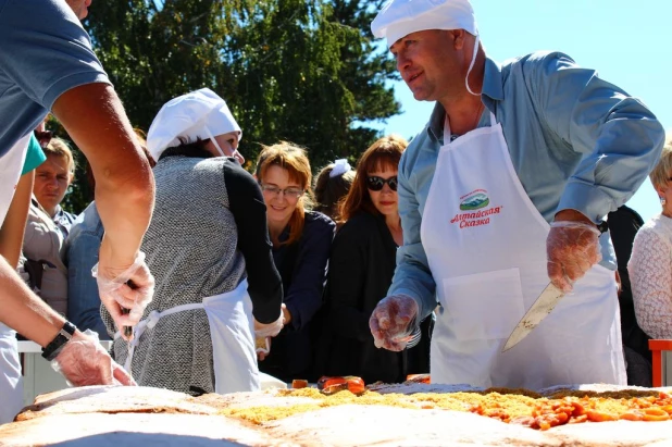 В День города барнаульцы отведали русскую полбу и вкуснейший манник.