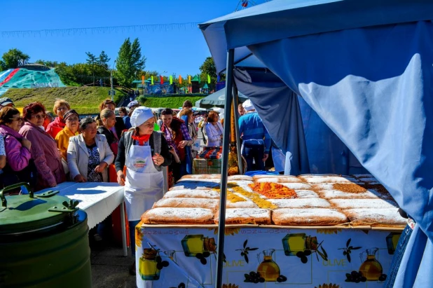 В День города барнаульцы отведали русскую полбу и вкуснейший манник.