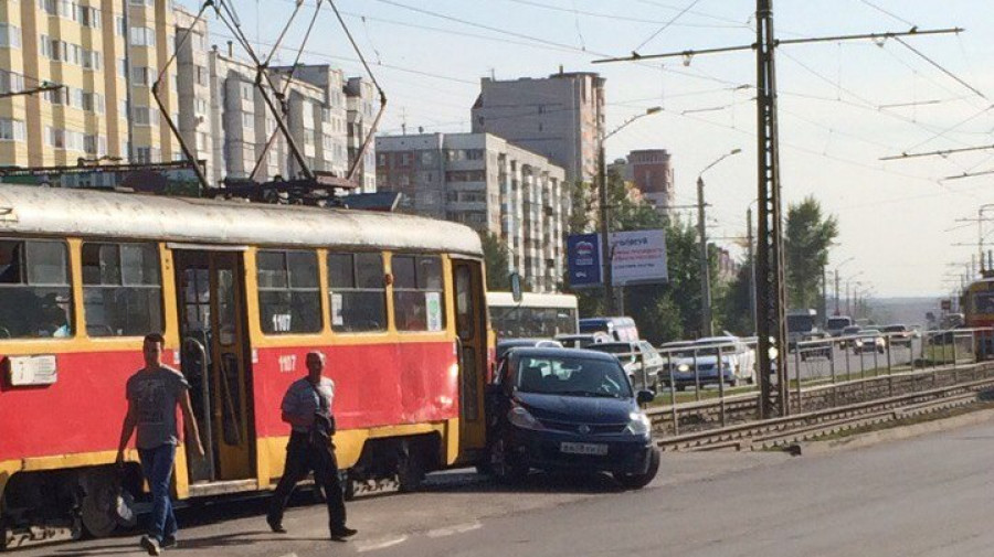 Аварии на трамвайных рельсах по улице Малахова. 