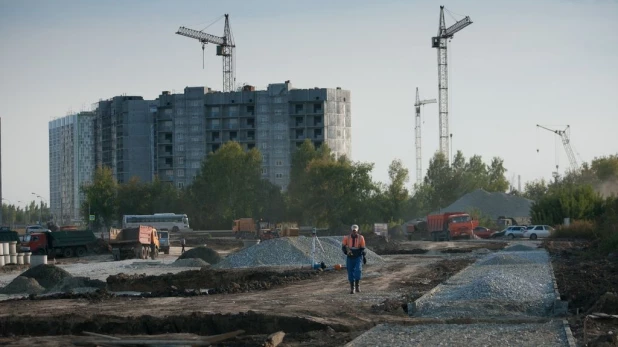 Новую дорогу строят по ул. Солнечная поляна в Барнауле.