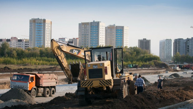 Новую дорогу строят по ул. Солнечная поляна в Барнауле.
