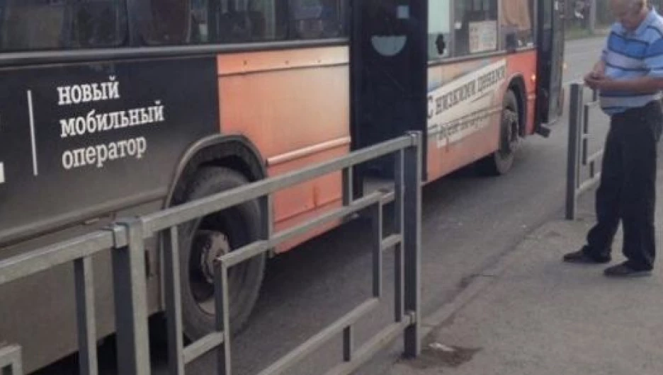 В Барнауле обстреляли автобус.
