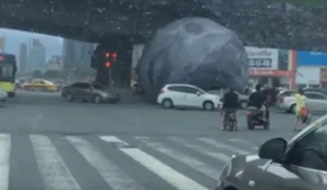 Надувная Луна на улицах города.