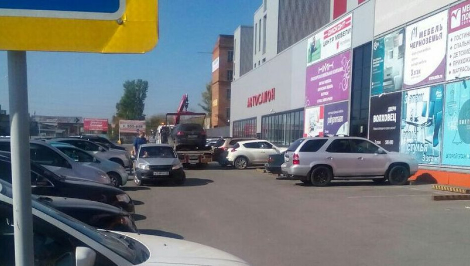 ГИБДД эвакуирует автомобили около "Республики".