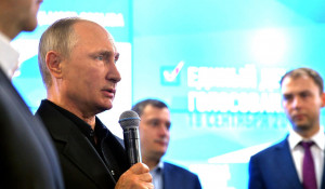 Владимир Путин с Дмитрием Медведевым во время посещения штаба партии "Единая Россия", 18 сентября, 2016 год.