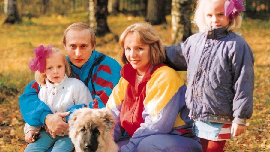 Владимир и Людмила Путины, а также их дочери Мария и Екатерина.