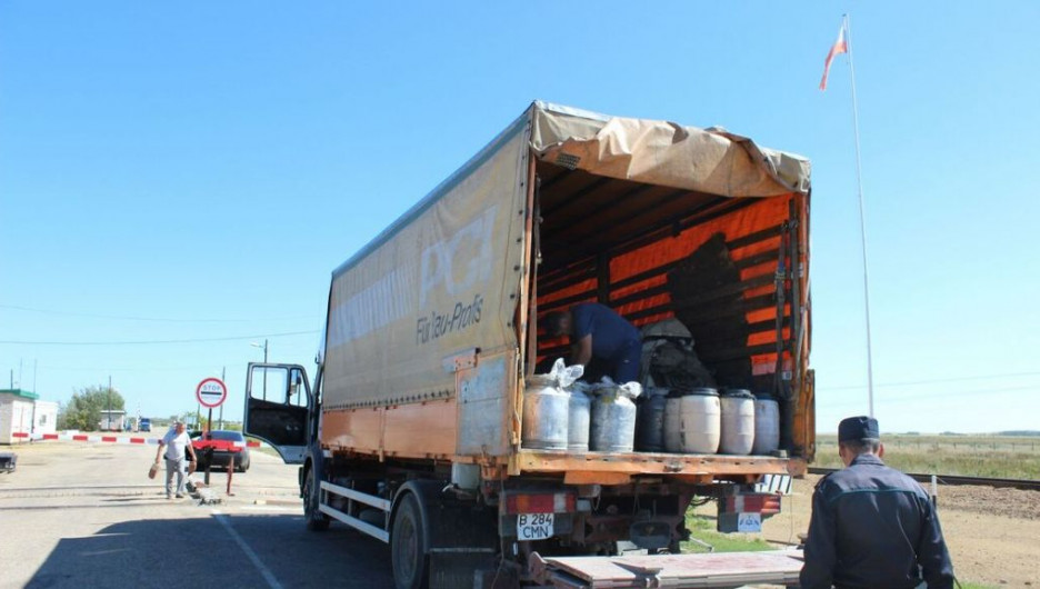 Казахстанец пытался ввезти на территорию края 4 тонны мёда без документов.