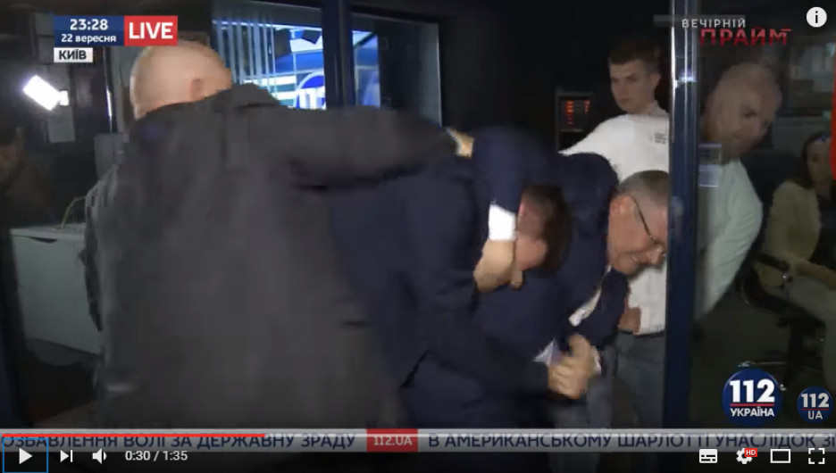 Украинские депутаты подрались в телестудии.