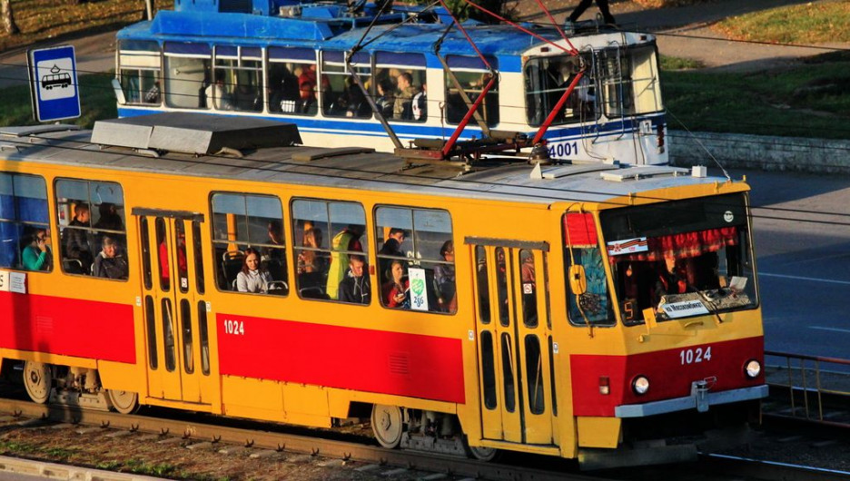 Барнаульский водитель решительно перекрыл трамвайное движение