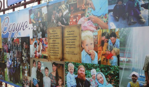 В Барнауле под открытым небом работает выставка семейных фотографий
