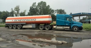 Бензовоз на АЗС. Бензин