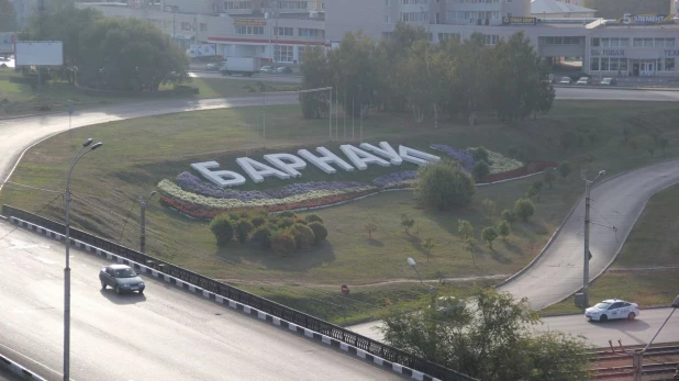 Покосившиеся буквы "Барнаул".