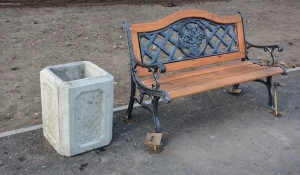 Оторванные скамейки на площади Мира.