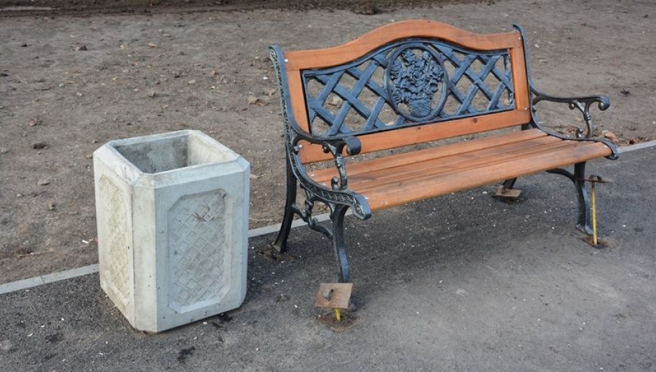 Оторванные скамейки на площади Мира.