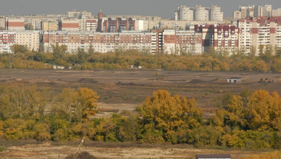 В районе "старой" "Ленты" расчищают землю под квартальную застройку.