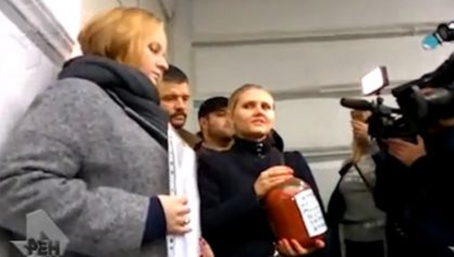Активисты принесли банку с надписью "Кровь детей Донбасса".