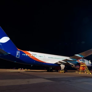 Самолет AZUR air в Барнаульском аэропорту.