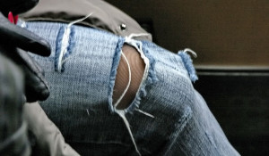 Драные джинсы.
