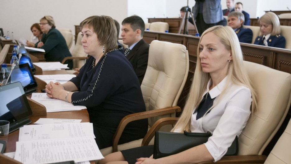 Депутат Татьяна Иванникова (справа).
