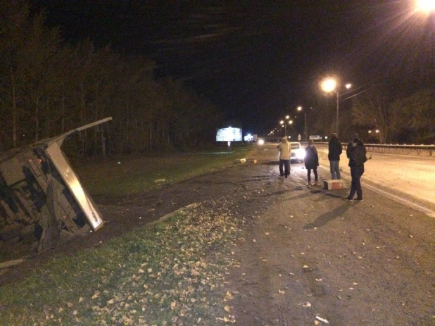 В Барнауле перевернулся грузовик с семечками.