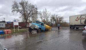 В Барнауле в яму на асфальте провалился грузовик. 9 октября 2016 года.