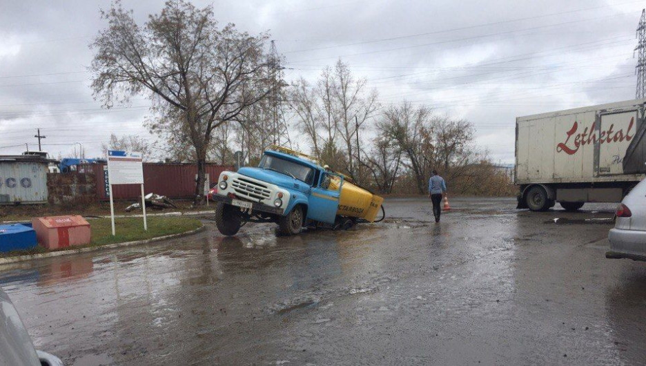 В Барнауле в яму на асфальте провалился грузовик. 9 октября 2016 года.